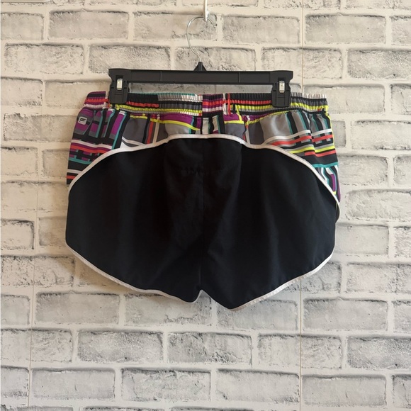 Women’s Fabletics Adrian multicolor geometric 2” athletics lined shorts Large - Picture 3 of 3